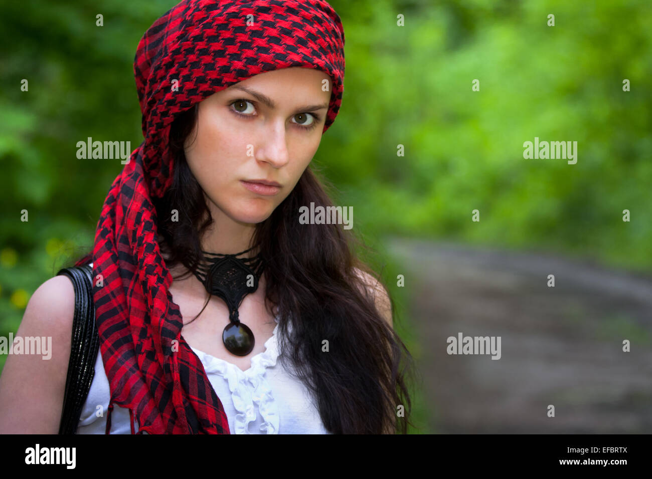 Chica en un pañuelo rojo Fotografía de stock - Alamy
