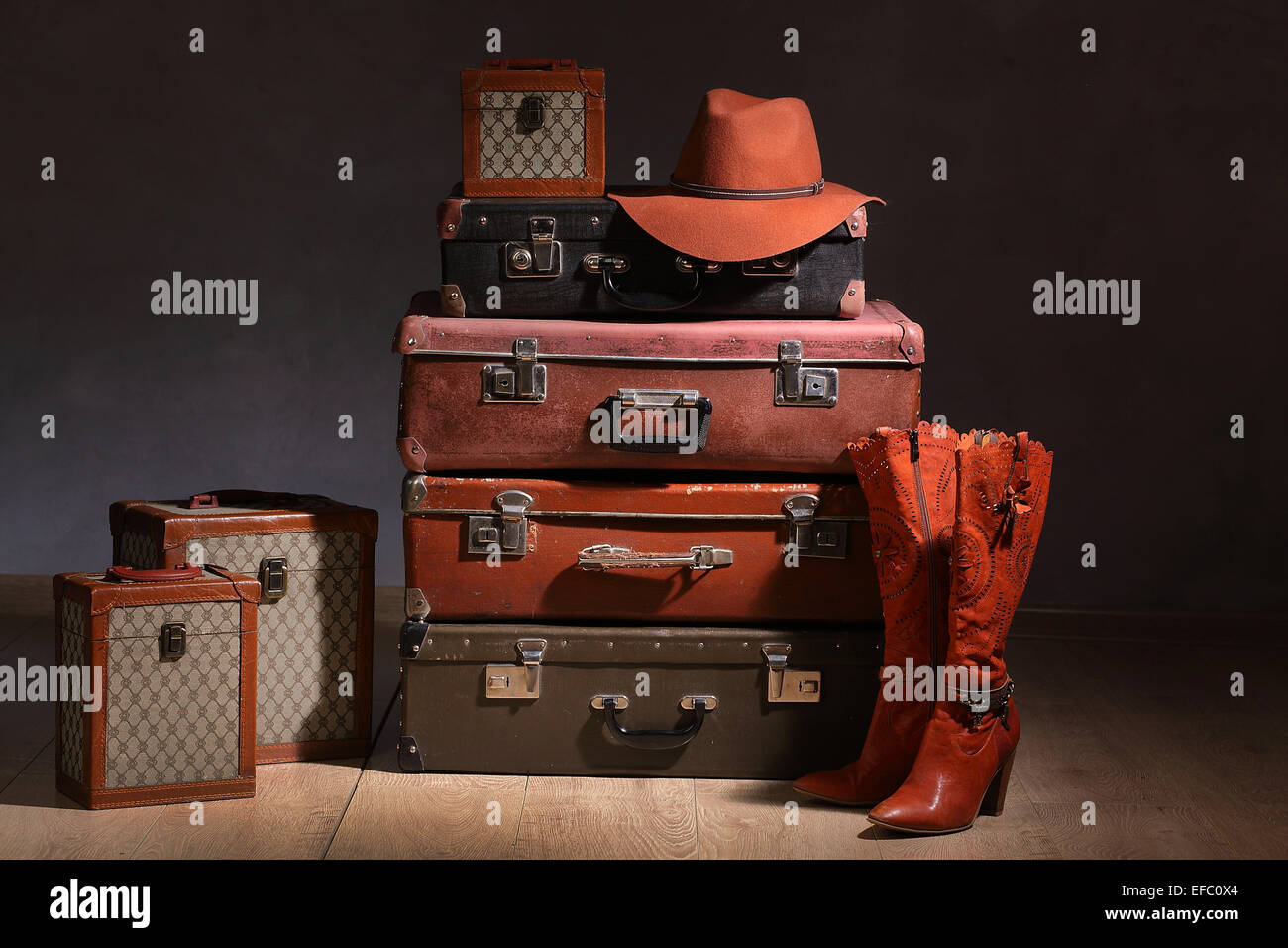 Props, cosas, maleta, bolsa, sombrero, rareza, antigüedades, tubo Foto de stock