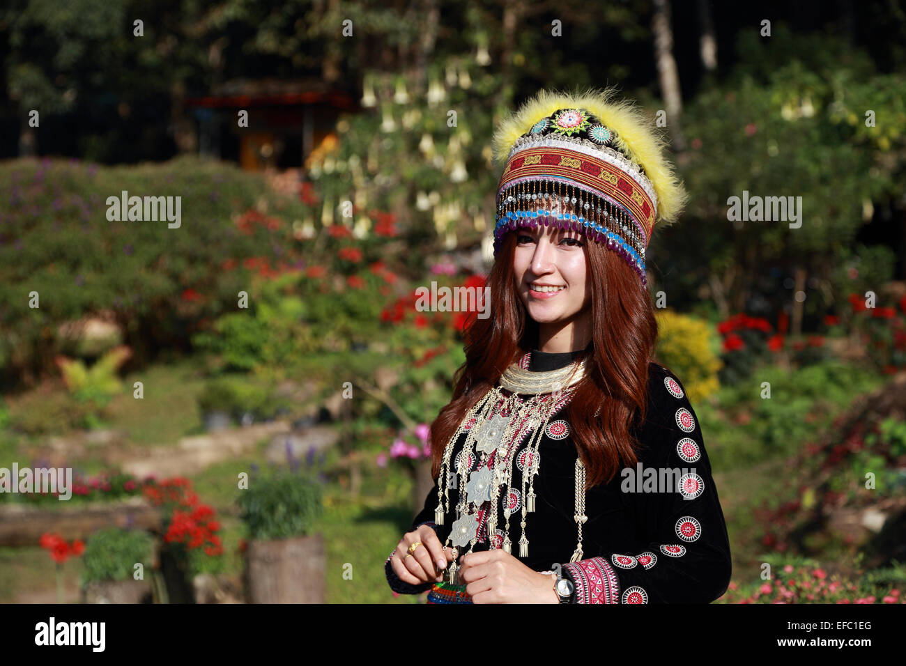 Tribus Mhong vestidos tradicionalmente la mujer en el jardín de montaña