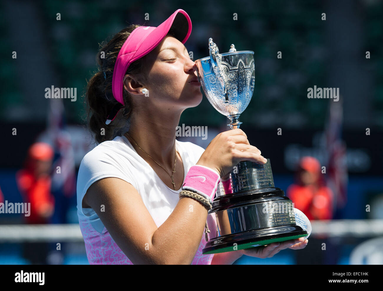 Melbourne, Australia. 31 ene, 2015. Tereza Mihalikova de Eslovaquia besa su trofeo tras la final de singles Junior de Niñas partido contra Katie Swan de Bretaña en el Abierto de Australia 2015 torneo de tenis en Melbourne Park en Melbourne, Australia, el 31 de enero de 2015. Mihalikova ganó 2-0. Crédito: Bai Xue/Xinhua/Alamy Live News Foto de stock