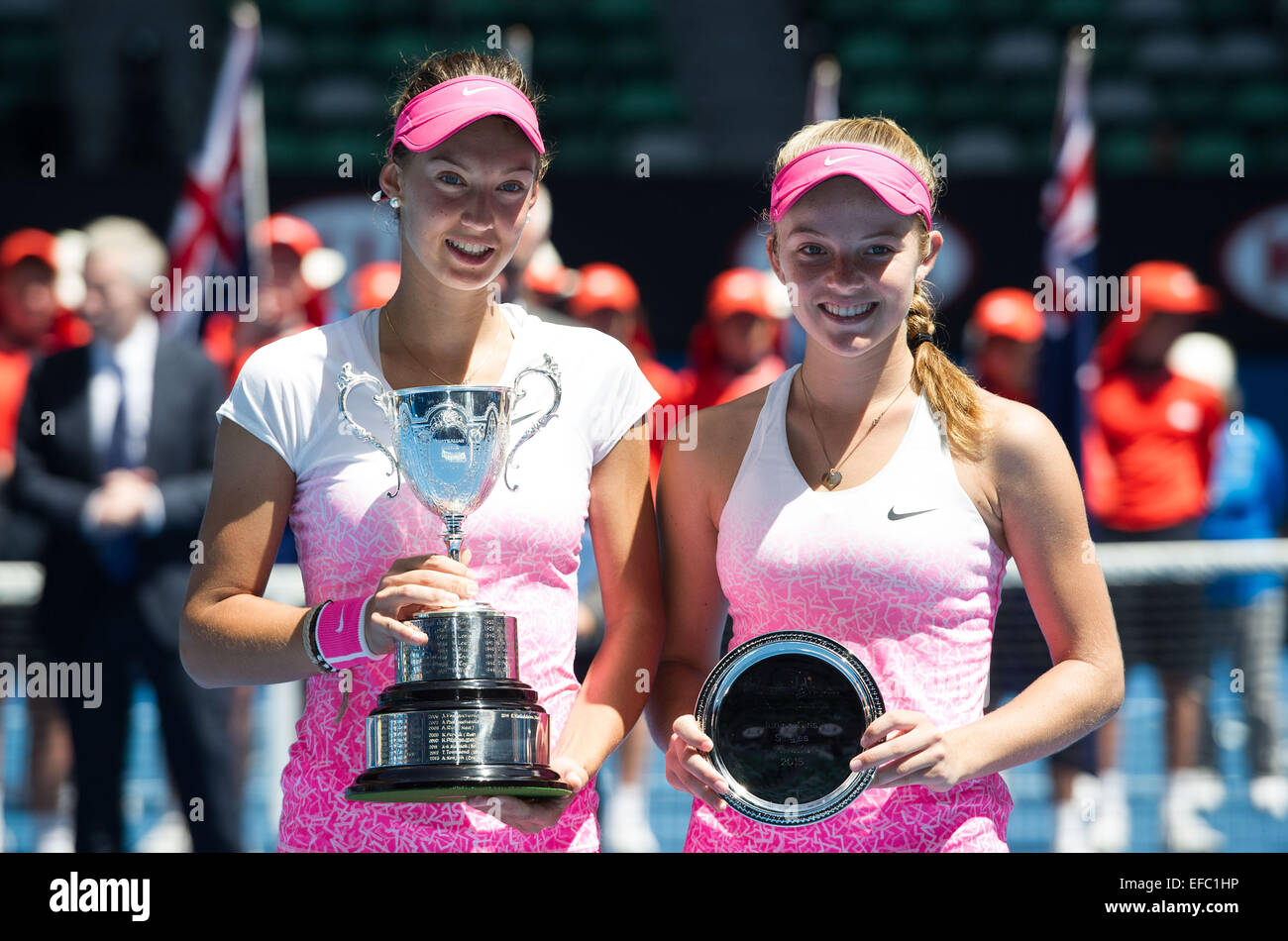 Melbourne, Australia. 31 ene, 2015. Tereza Mihalikova (L) de Eslovaquia y Katie Swan de Bretaña muestran sus trofeos tras la final de singles Junior de Niñas coinciden en el torneo de tenis Abierto de Australia 2015 en el Melbourne Park en Melbourne, Australia, el 31 de enero de 2015. Mihalikova ganó 2-0. Crédito: Bai Xue/Xinhua/Alamy Live News Foto de stock