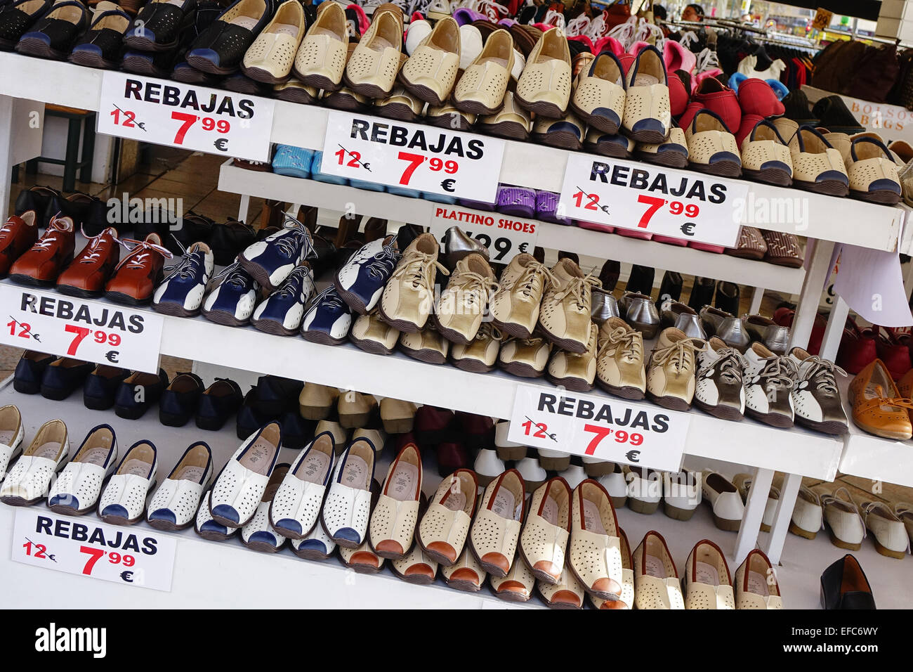 Zapatos en exhibición en tienda barata fotografías e imágenes de alta  resolución - Alamy