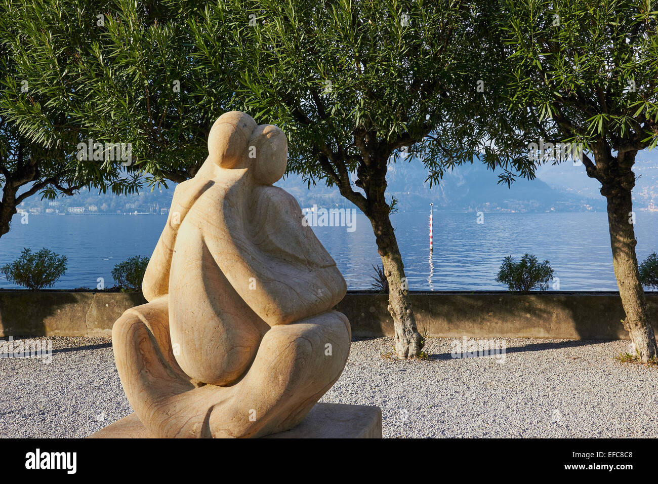 Intimita (íntimo) una escultura de dos figuras entrelazadas por Giovanni Mason, el Lago de Como Bellagio, Italia Lombardía Europa Foto de stock