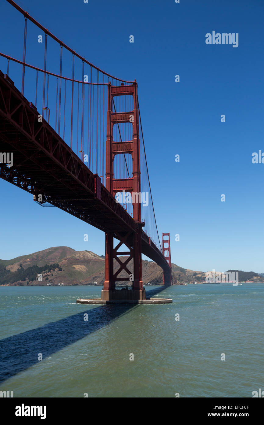 Mirando al norte del puente Golden Gate hacia el condado de Marin, visto desde el punto de Fort National Historic Site, San Francisco, California, Estados Unidos Foto de stock