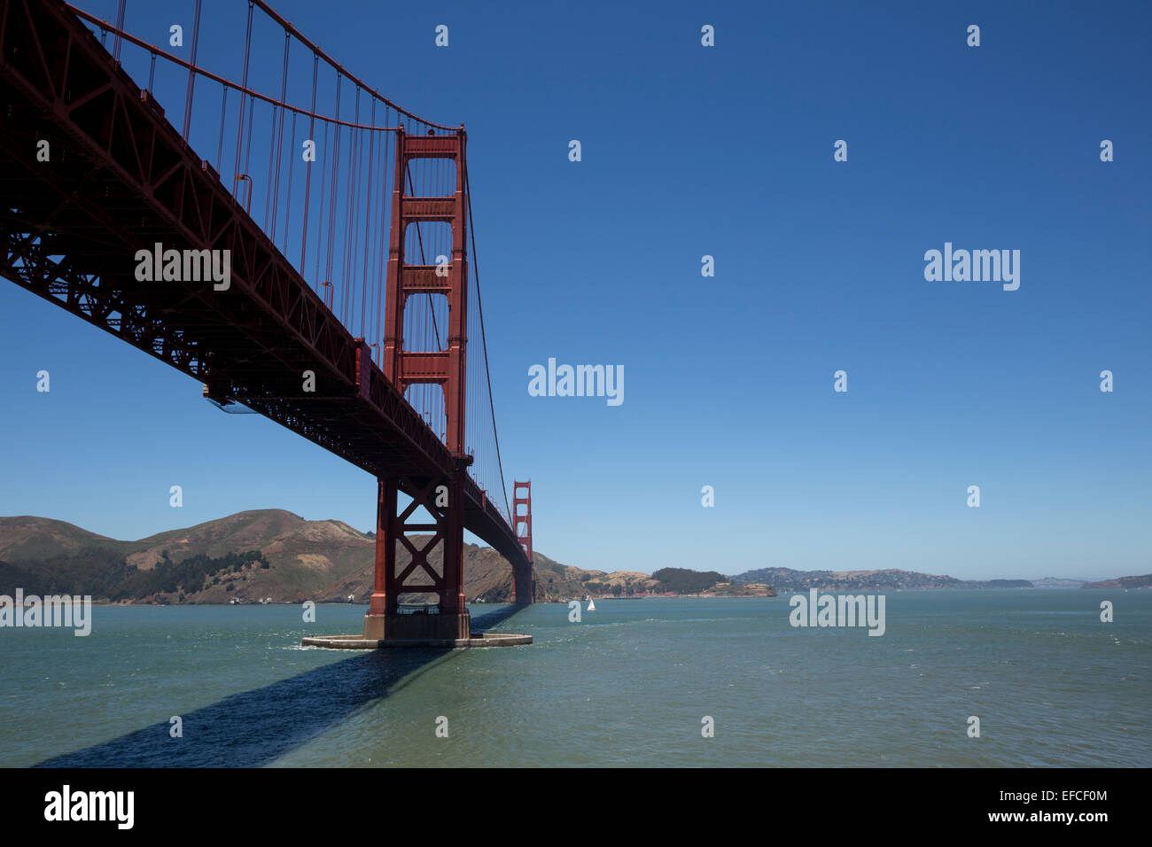 Mirando al norte del puente Golden Gate hacia el condado de Marin, visto desde el punto de Fort National Historic Site, San Francisco, California, Estados Unidos Foto de stock