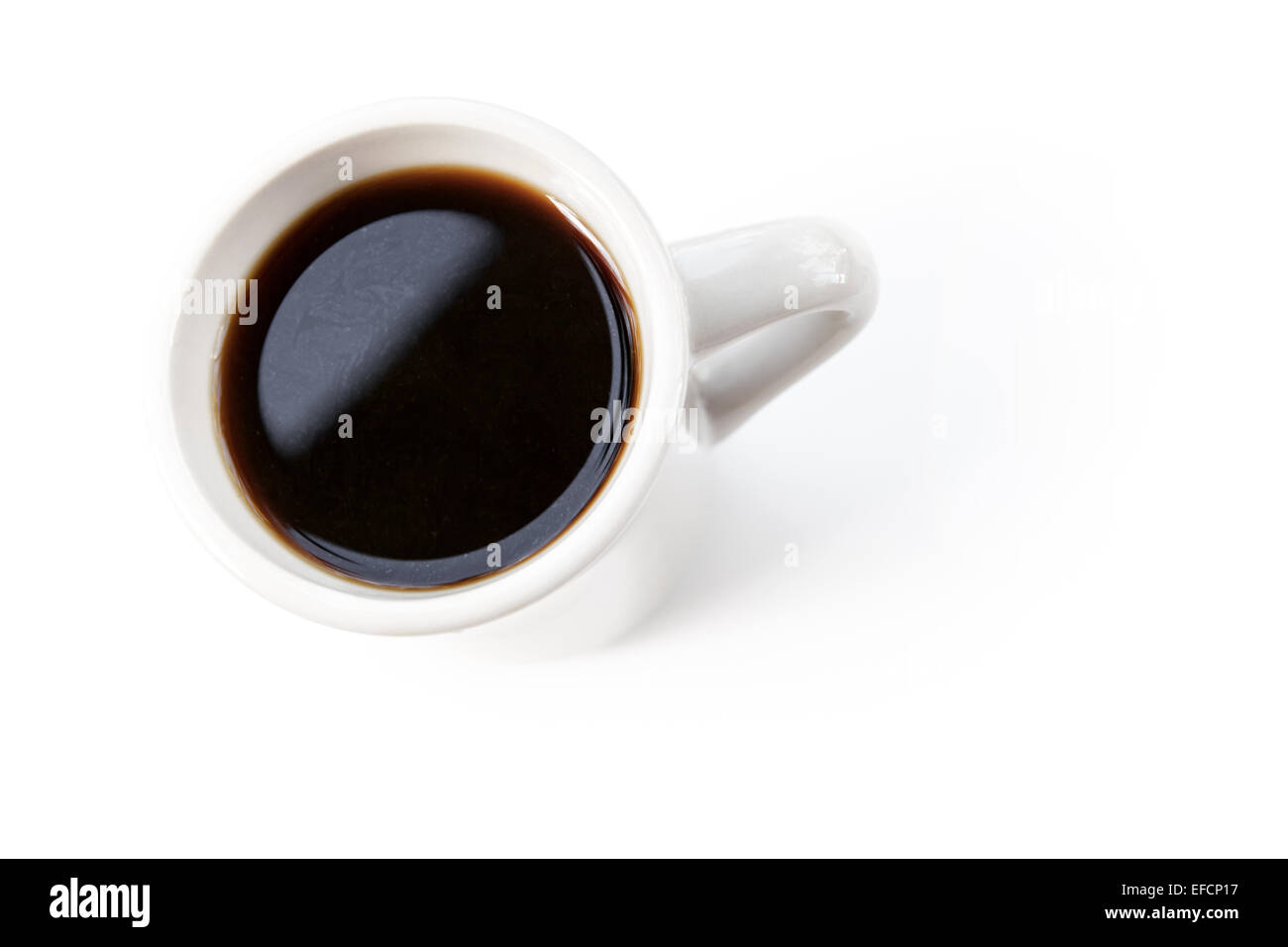 Blanco taza llena de café negro está sobre la mesa con sombra suave. Vista superior, Sombra suave Foto de stock