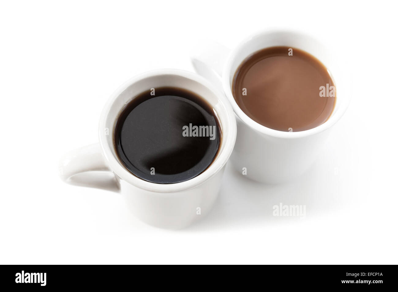 Dos tazas llenas de café de pie en la tabla con sombra Foto de stock