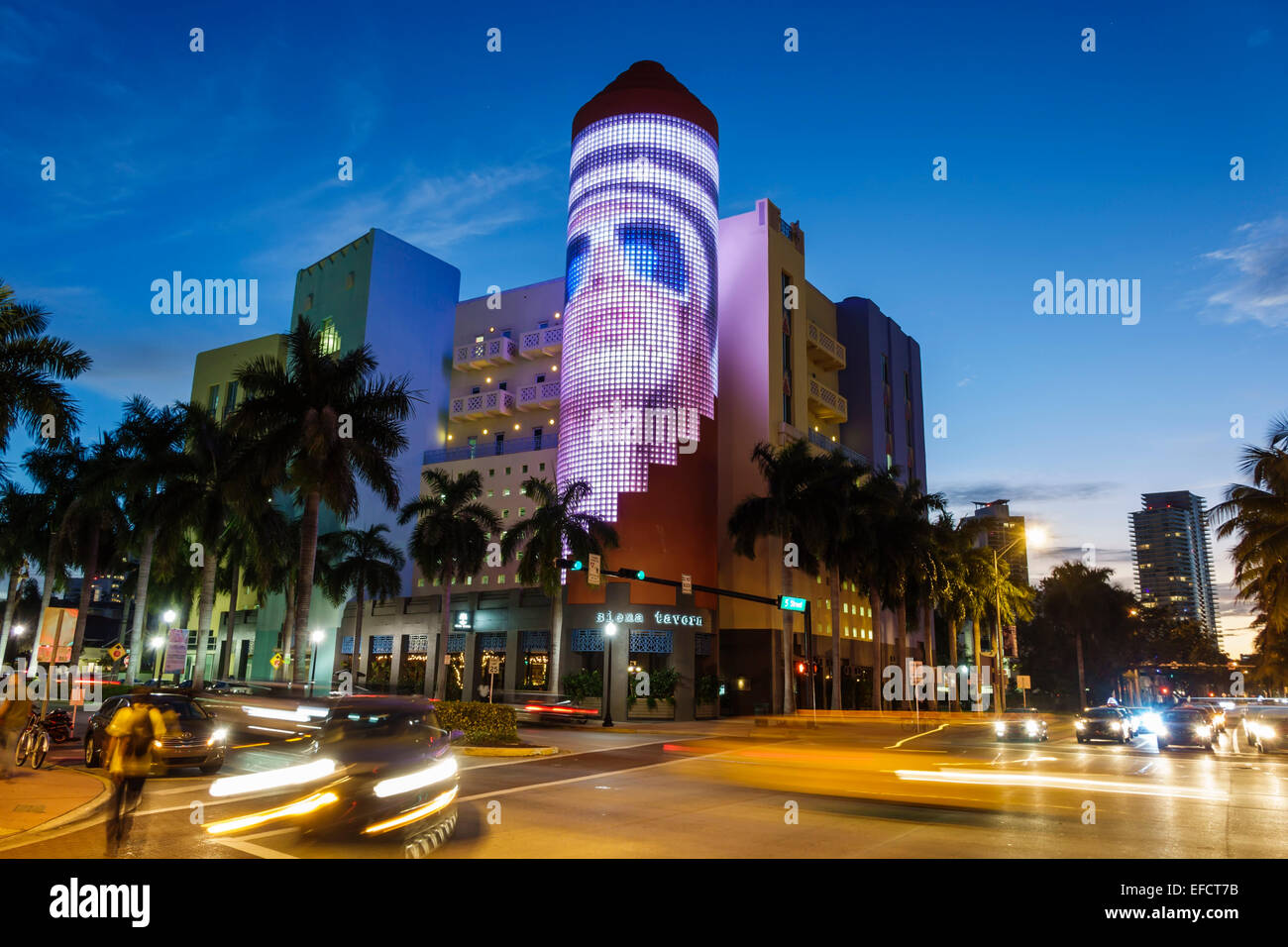 Miami Beach Florida, 5th Fifth Street, 404 Washington, edificio, torre de bloques de vidrio, espectáculo de luces, noche, tráfico, FL141220002 Foto de stock