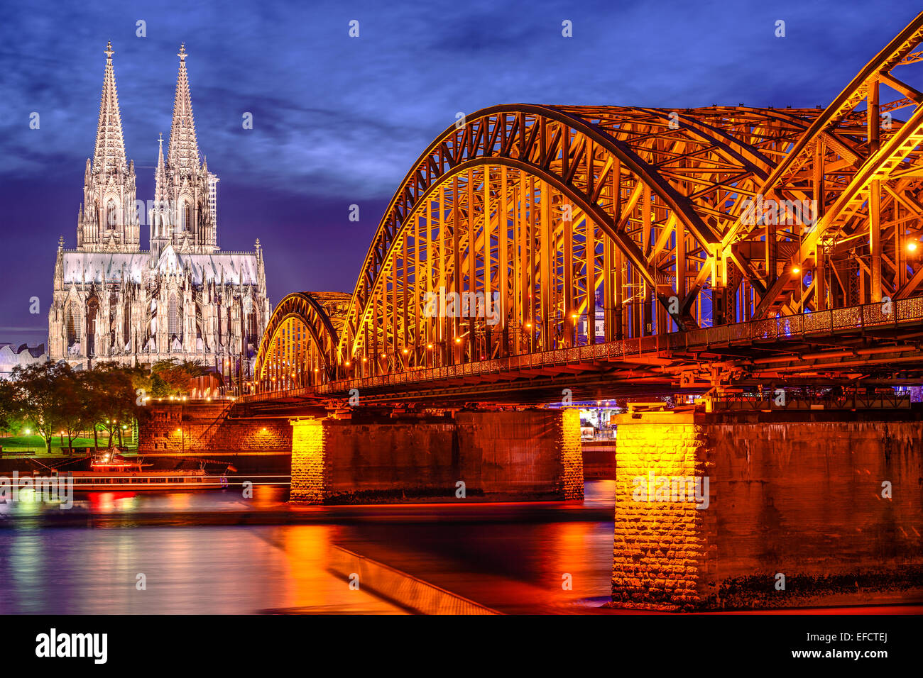 Casco antiguo de Colonia, Alemania skyline en la Catedral de Colonia y el puente Hohenzollern. Foto de stock