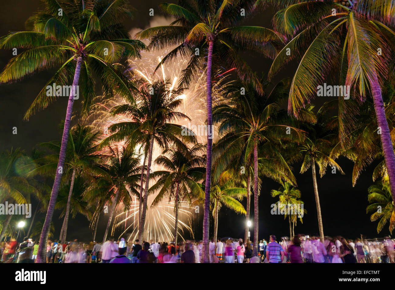 Miami Beach Florida, Ocean Drive, Nochevieja, noche de noche, fuegos artificiales mostrar venta explosión, Lummus Park, FL150101016 Foto de stock