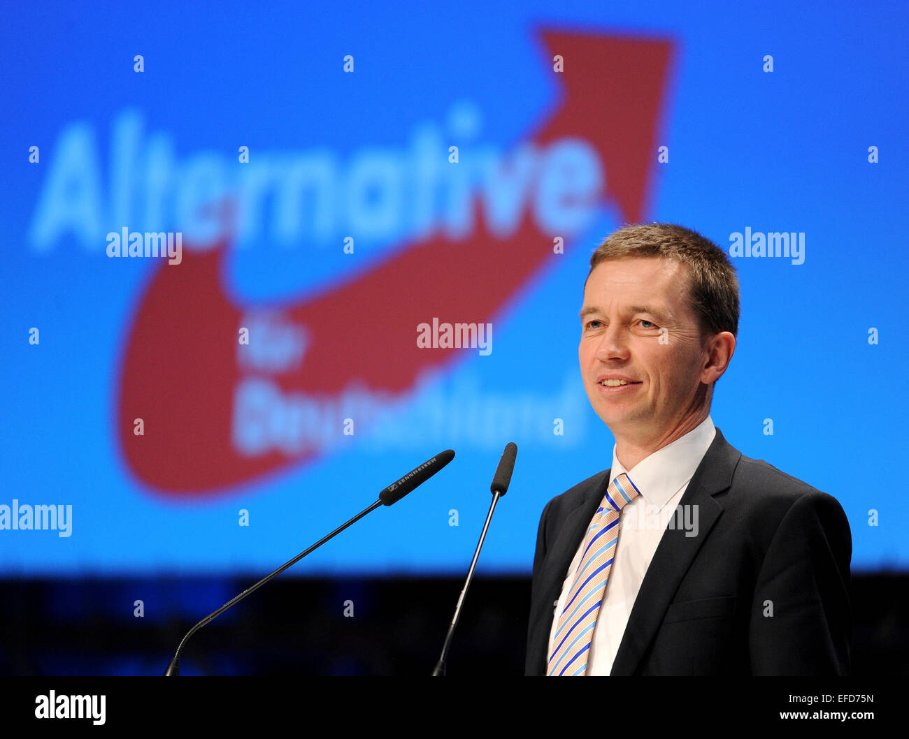 Bremen, Alemania. 01 Feb, 2015. AfD fundador del partido, Bernd Lucke reacciona ante los aplausos de los delegados a la tercera conferencia del partido federal de la Alternativa fuer Deutschland (AFD) partido en Bremen, Alemania, 01 de febrero de 2015. Los tres días de conferencia del partido termina en la tarde. Foto: INGO WAGNER/dpa/Alamy Live News Foto de stock