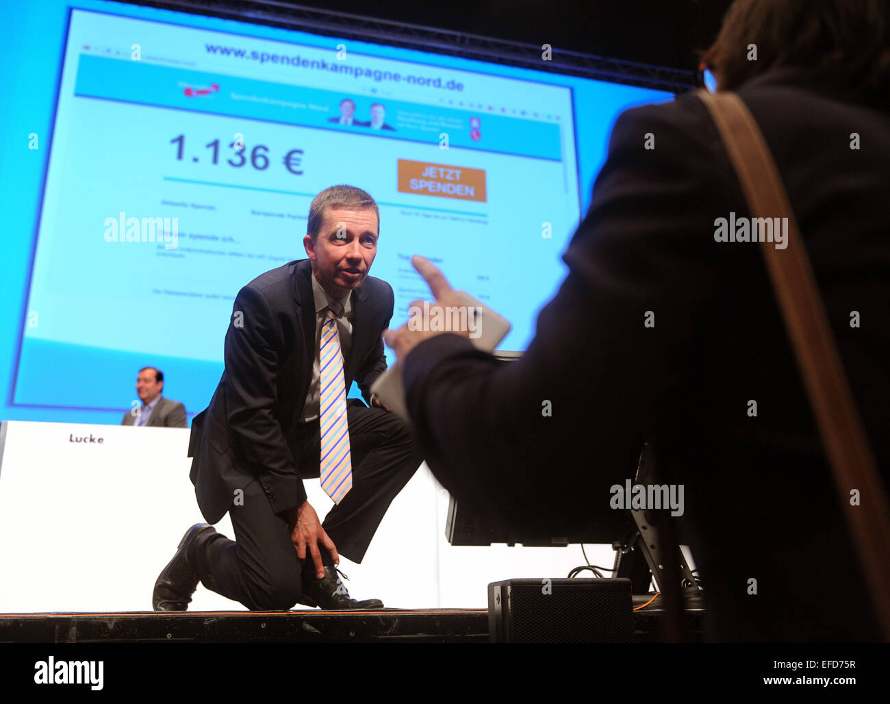 Bremen, Alemania. 01 Feb, 2015. AfD fundador del partido, Bernd Lucke se arrodilla al lado de la etapa durante la 3ª Conferencia del partido federal de la Alternativa fuer Deutschland (AFD) partido en Bremen, Alemania, 01 de febrero de 2015. Los tres días de conferencia del partido termina en la tarde. Foto: INGO WAGNER/dpa/Alamy Live News Foto de stock