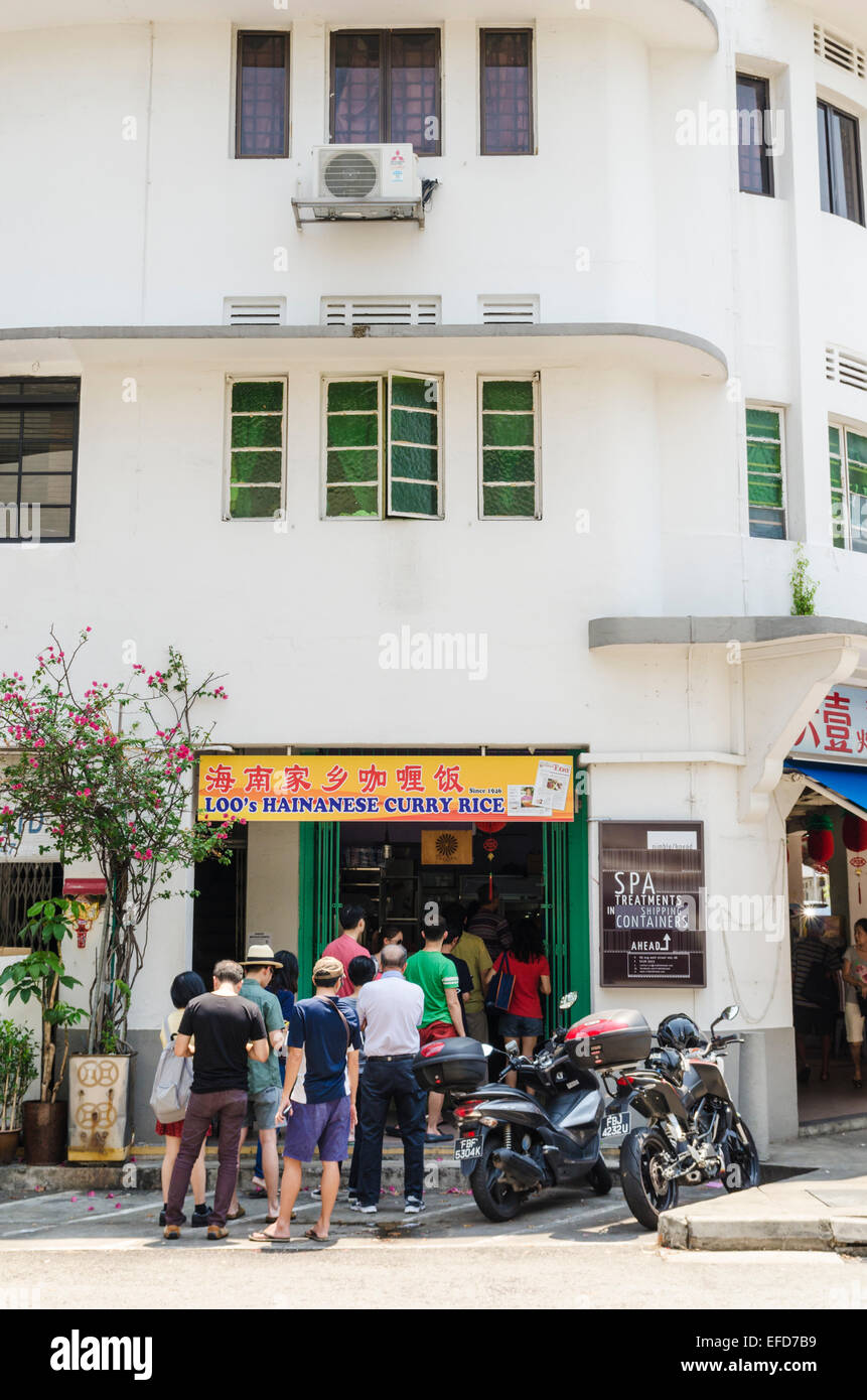 Línea de hambre los singapurenses fuera histórico Loo's Hainanese Curry arroz, 71 Seng Poh Road, Tiong Bahru Estate, Singapur Foto de stock
