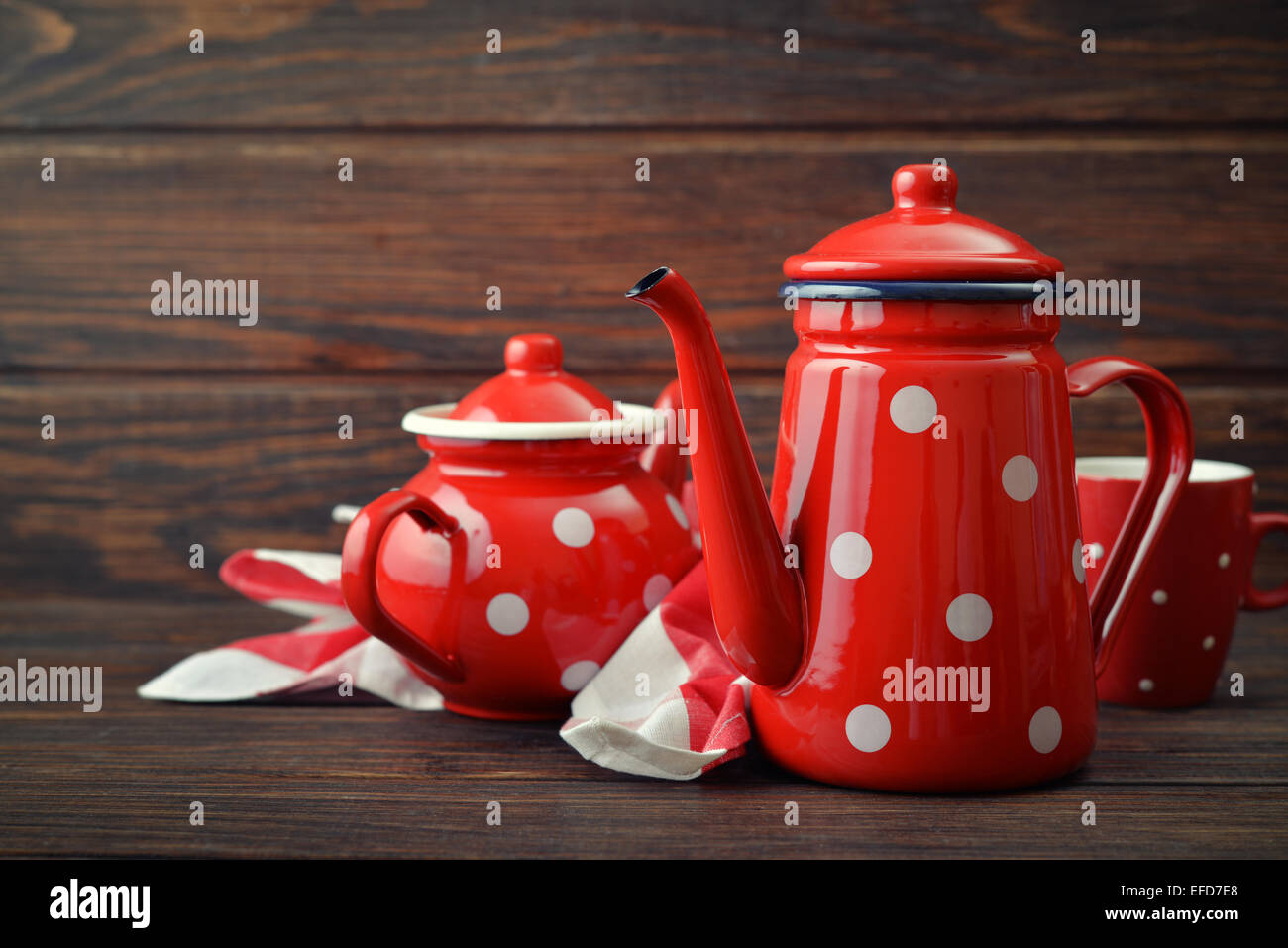 Dos teteras vintage rojo con la copa sobre fondo de madera Fotografía de  stock - Alamy