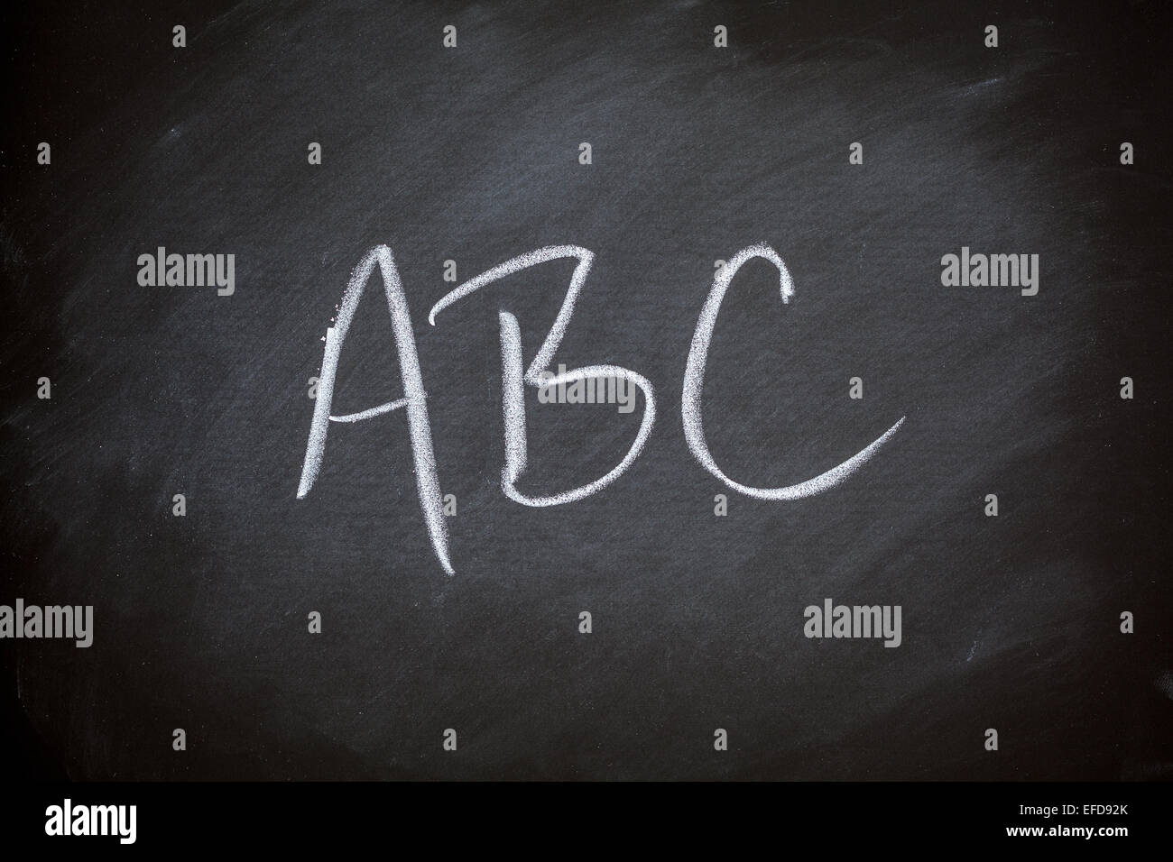 Pizarra pizarra estilo retro de fondo gris carbón alfabeto ABC Pizarra Foto de stock