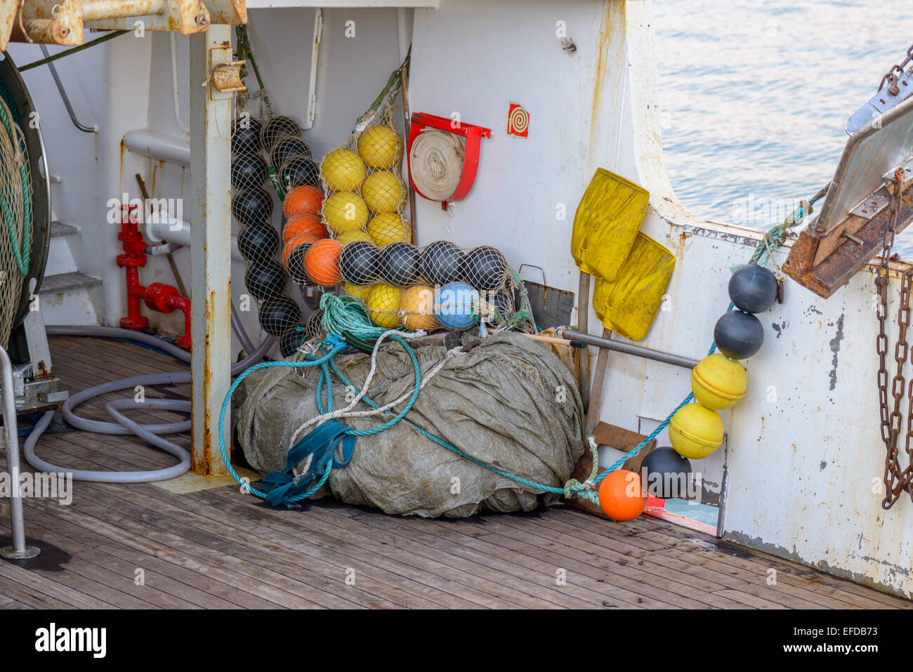 Redes y cosas para pescar en barco pesquero en seaport Fotografía de stock  - Alamy