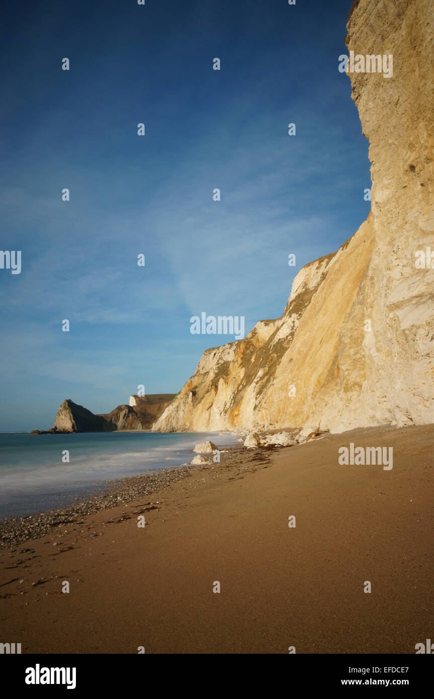 Durdle dor de St Oswald's Bay, con el joven cretáceo acantilados de tiza en el primer plano. Foto de stock