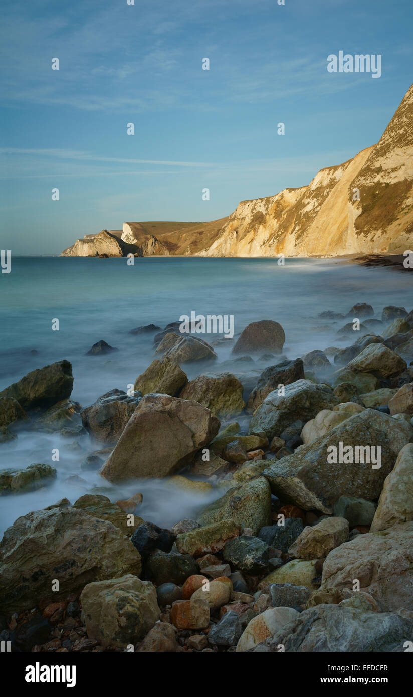 La costa Jurásica entre Lulworth Cove y Durdle Dor. Período jurásico caliza contrasta contra el joven acantilados de tiza. Foto de stock