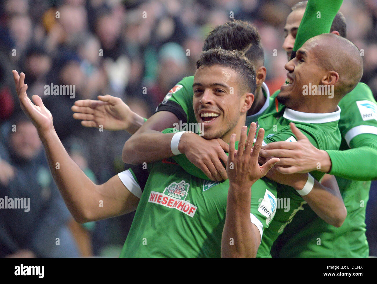 Bremen, Alemania. 01 Feb, 2015. Bremen Davie Selke (C) y Theodor Gebre Selassie (R) alegría con el 1-0 goleador Franco Di Santo (L) durante el partido de fútbol de la Bundesliga alemana entre SV Werder Bremen y Hertha BSC en el Weserstadion en Bremen, Alemania, 01 de febrero de 2015. Foto: CARMEN JASPERSEN/dpa/Alamy Live News Foto de stock