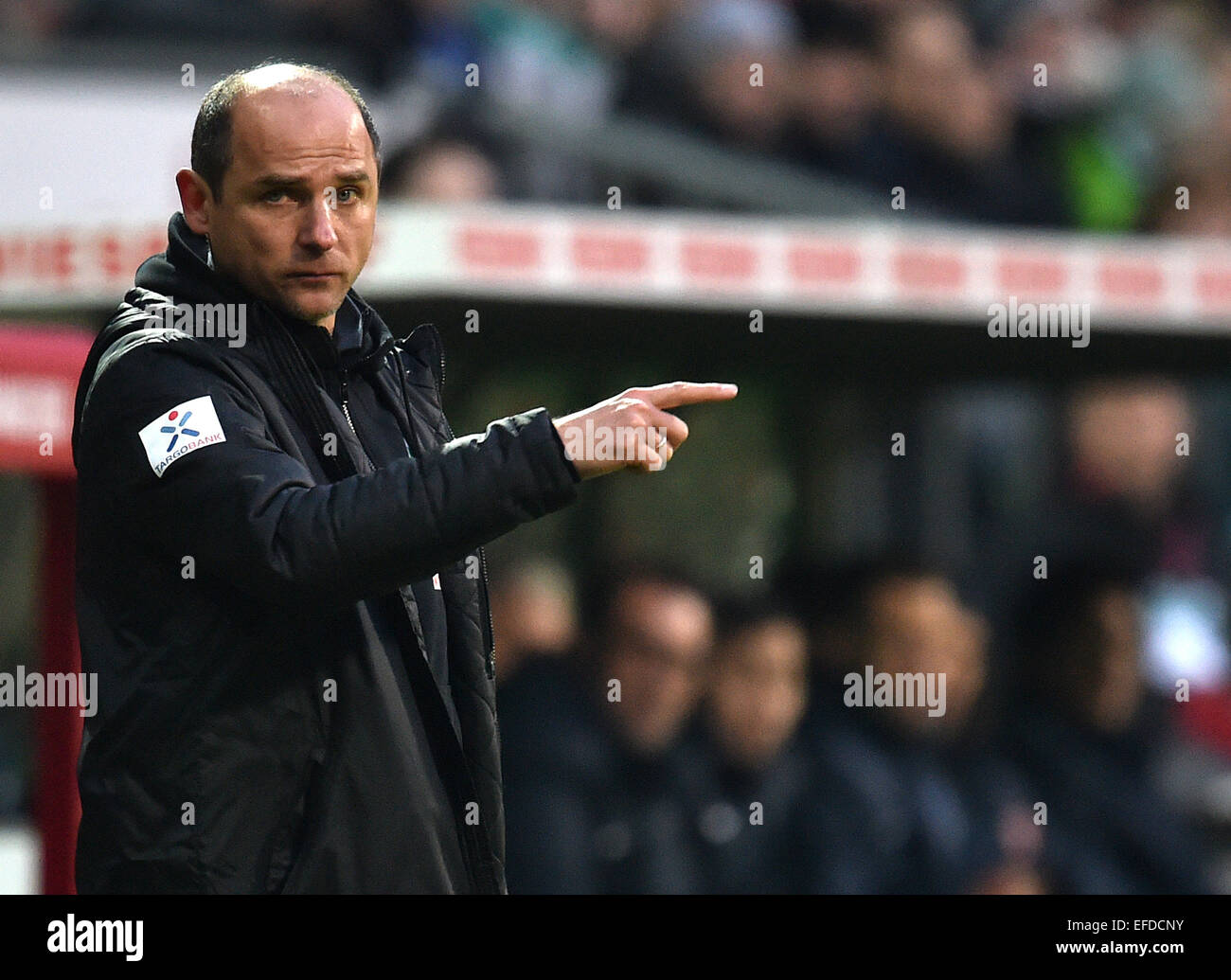 Bremen, Alemania. 01 Feb, 2015. El entrenador del Bremen Viktor Skripnik reacciona durante el partido de fútbol de la Bundesliga alemana entre SV Werder Bremen y Hertha BSC en el Weserstadion en Bremen, Alemania, 01 de febrero de 2015. Foto: CARMEN JASPERSEN/dpa/Alamy Live News Foto de stock