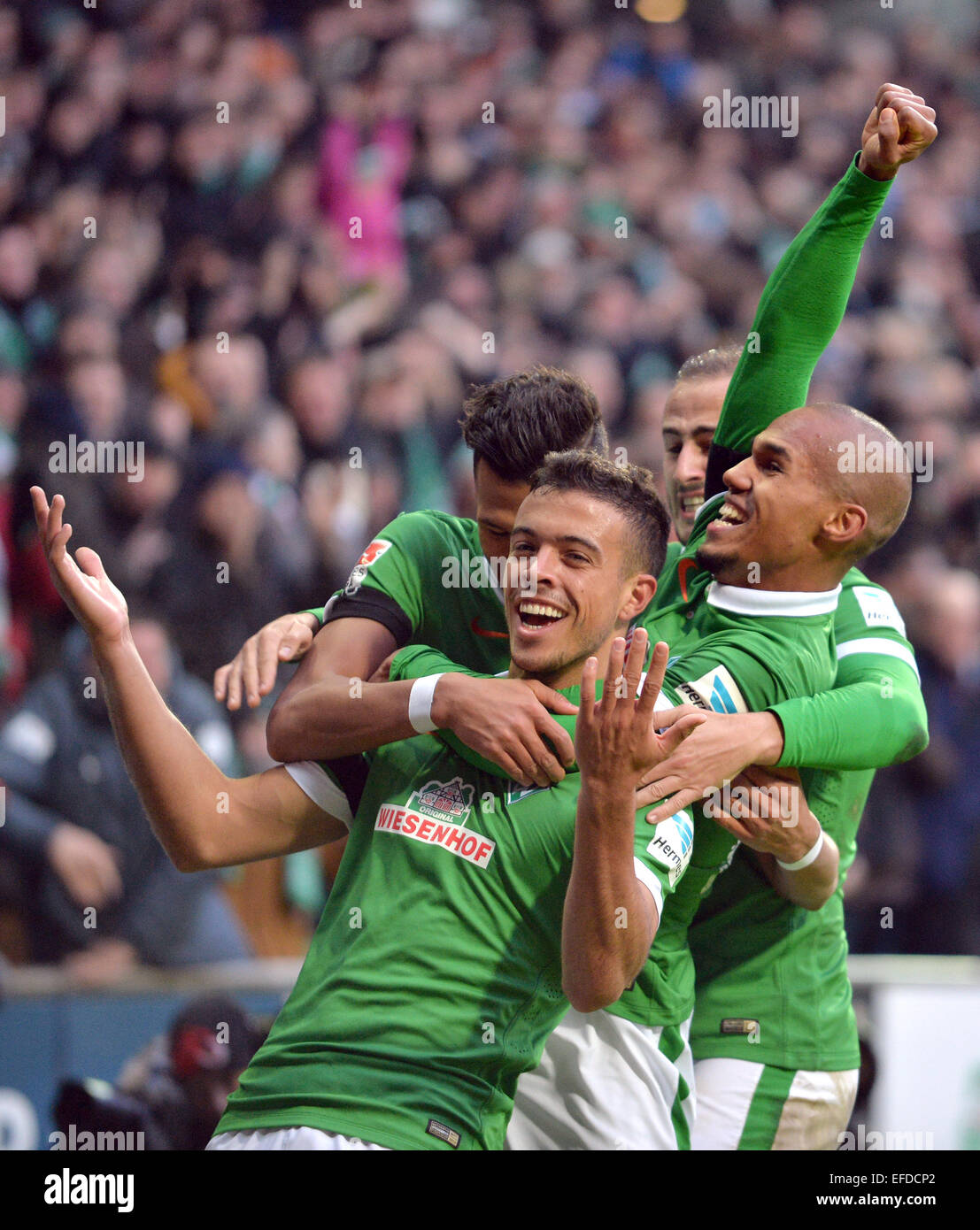 Bremen, Alemania. 01 Feb, 2015. Bremen Davie Selke (C) y Theodor Gebre Selassie (R) alegría con el 1-0 goleador Franco Di Santo (L) durante el partido de fútbol de la Bundesliga alemana entre SV Werder Bremen y Hertha BSC en el Weserstadion en Bremen, Alemania, 01 de febrero de 2015. Foto: CARMEN JASPERSEN/dpa/Alamy Live News Foto de stock