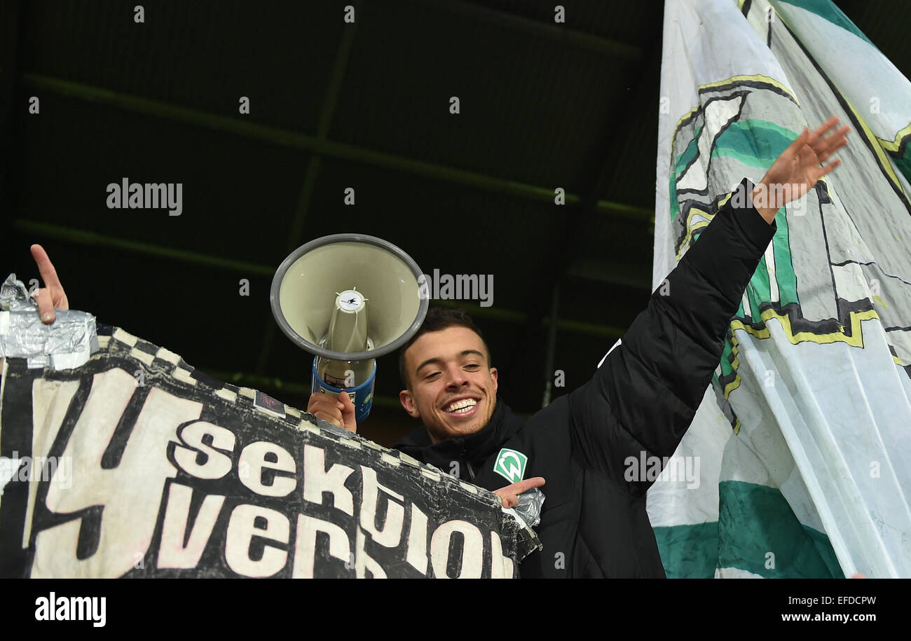 Bremen, Alemania. 01 Feb, 2015. El Bremen del Franco Di Santo celebra con los aficionados después de la Bundesliga alemana de fútbol entre SV Werder Bremen y Hertha BSC en el Weserstadion en Bremen, Alemania, 01 de febrero de 2015. Foto: CARMEN JASPERSEN/dpa/Alamy Live News Foto de stock
