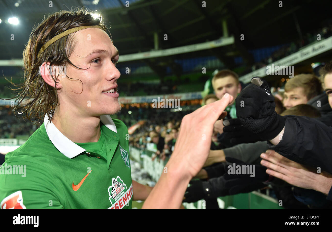 Bremen, Alemania. 01 Feb, 2015. El Bremen del Jannik Vestergaard celebra con los aficionados después de la Bundesliga alemana de fútbol entre SV Werder Bremen y Hertha BSC en el Weserstadion en Bremen, Alemania, 01 de febrero de 2015. Foto: CARMEN JASPERSEN/dpa/Alamy Live News Foto de stock