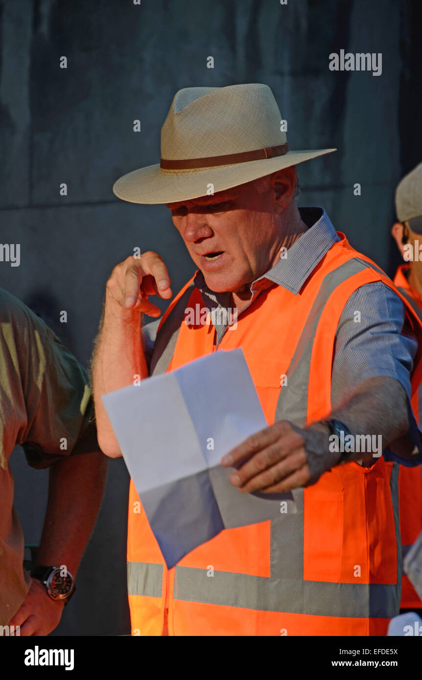 AUCKLAND, Nueva Zelanda, 18 de enero de 2015: Director de cine estadounidense Joe Johnston encarga a su tripulación mientras ordenaba una escena Foto de stock