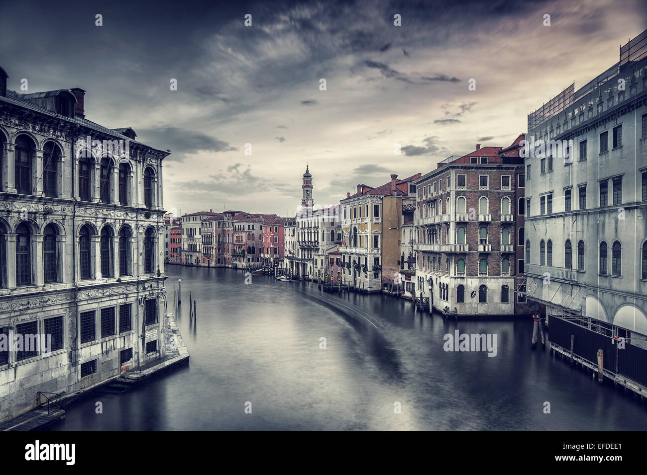 Hermoso paisaje de Venecia, de estilo vintage foto de un hermoso canal de agua, calle veneciana tradicional, romántica vacaciones Foto de stock