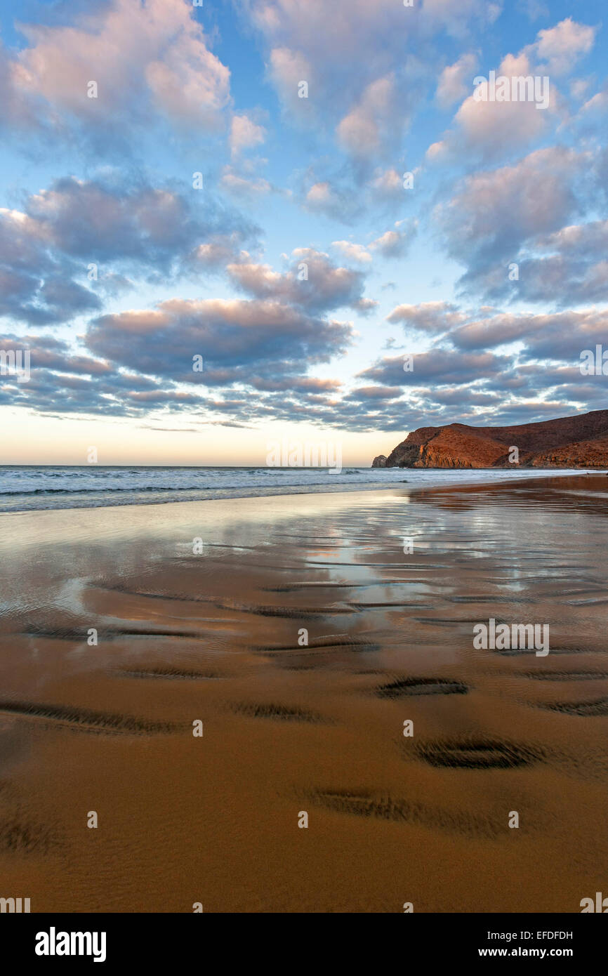 Afloramiento rocoso nubes y reflexiones, Las Palmas Beach, Todos Santos, Baja California Sur, México Foto de stock