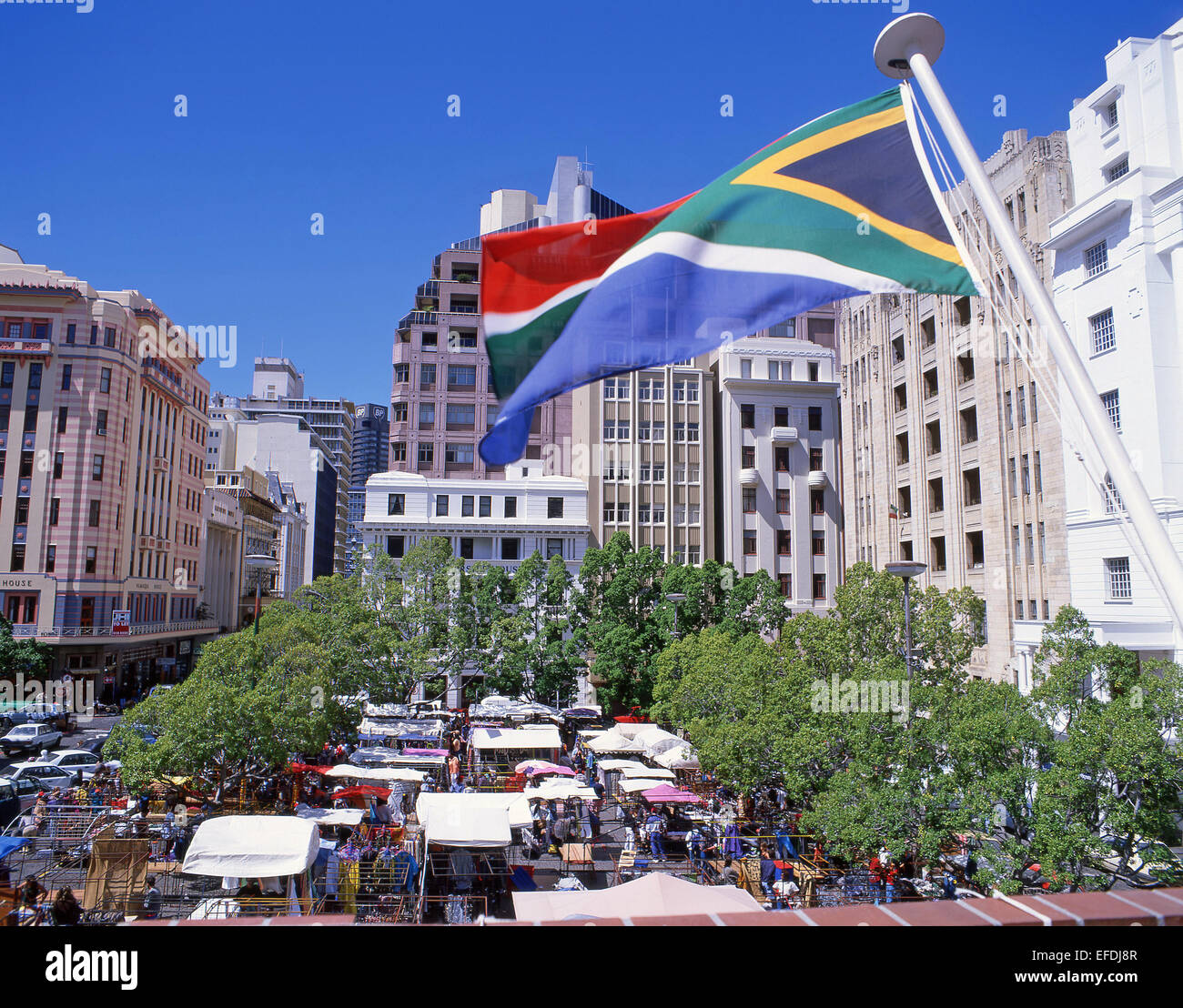 Los puestos de mercado en Green Market Square, el CDB, Ciudad del Cabo, en la provincia de Western Cape, Sudáfrica Foto de stock