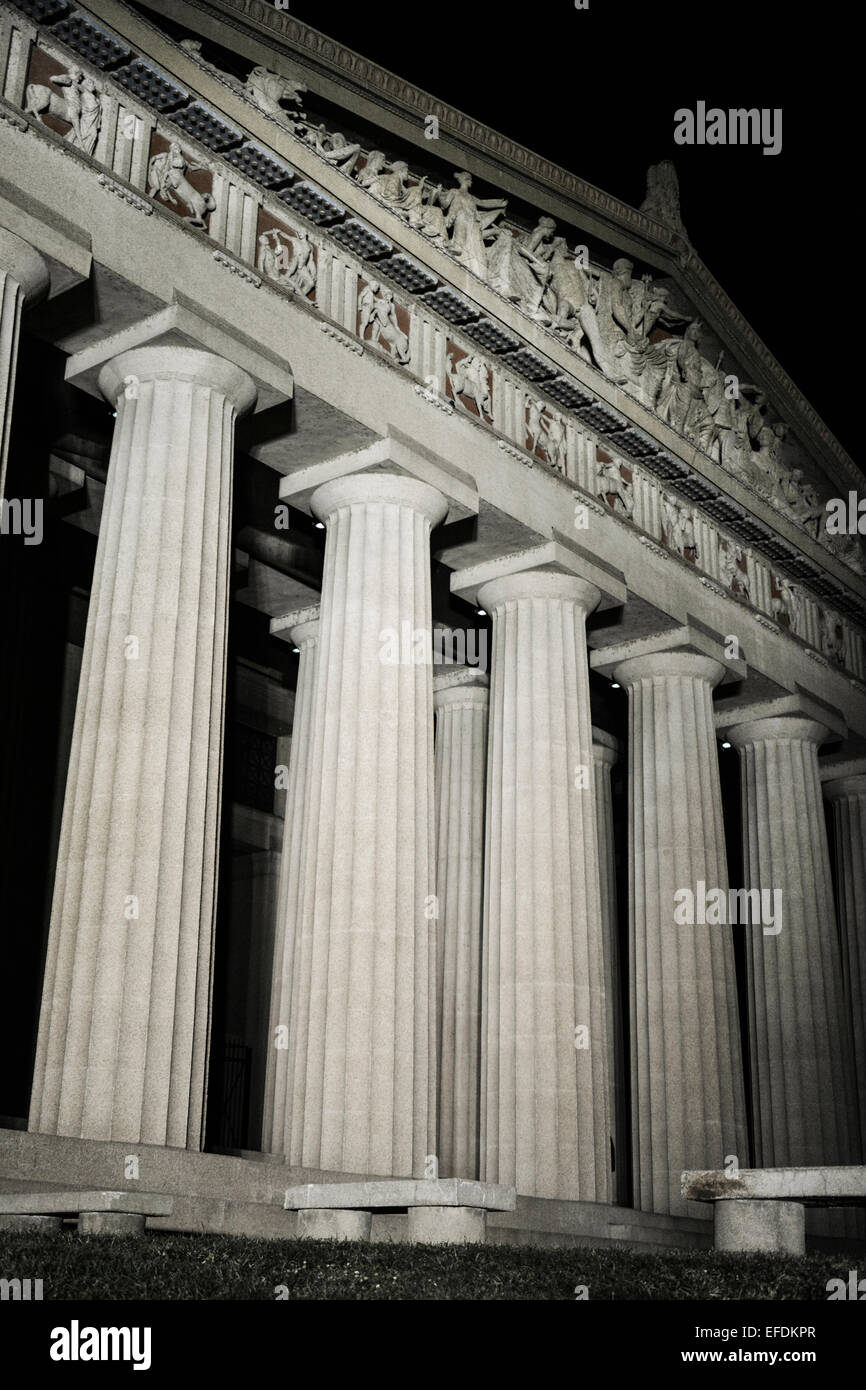 Una imagen nocturna del Partenón en Nashville, TN; es una réplica a escala completa del original en Atenas, Grecia. Foto de stock
