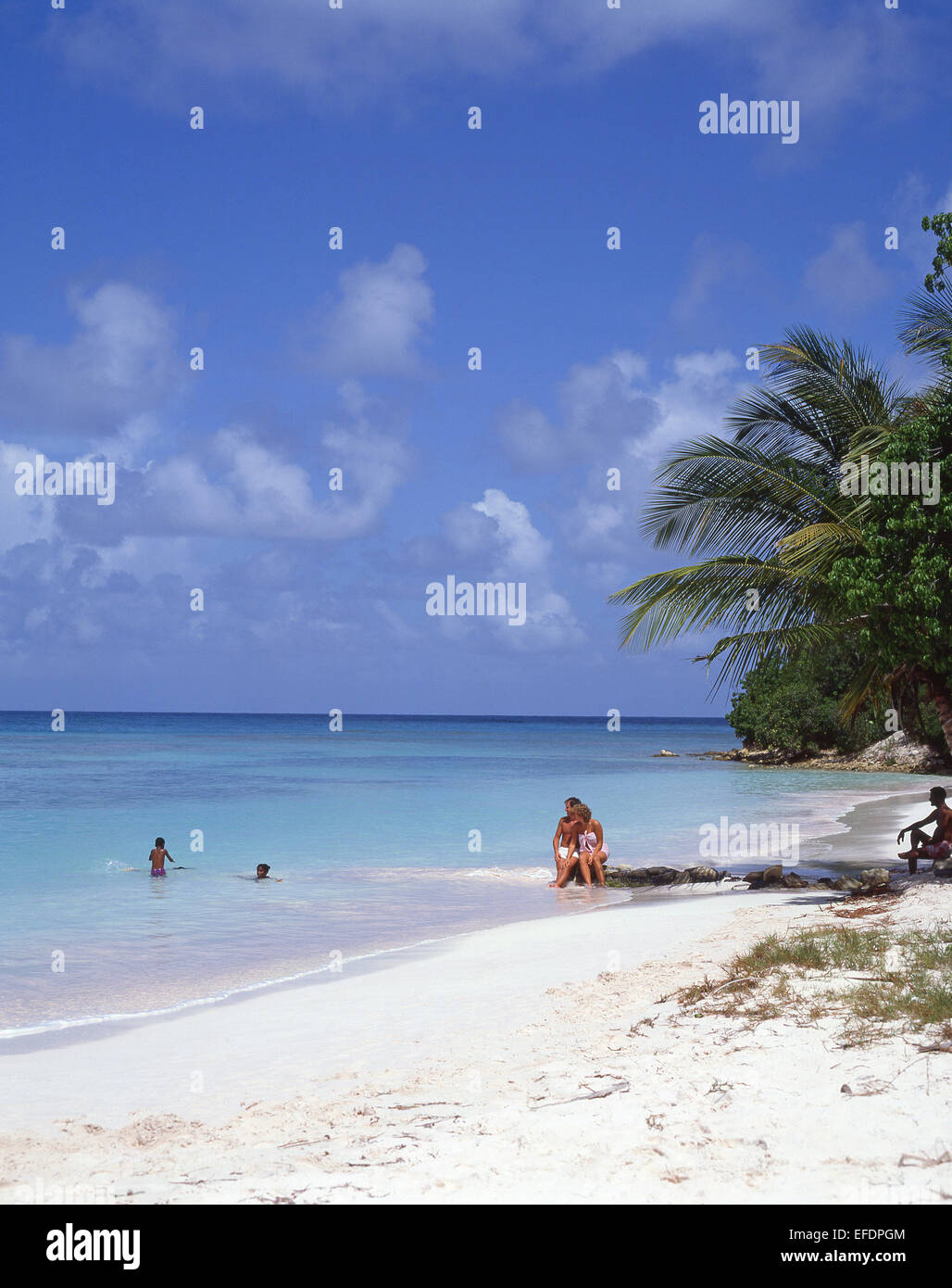 Pareja en playa tropical, Antigua, Antigua y Barbuda, Antillas, Caribe Foto de stock