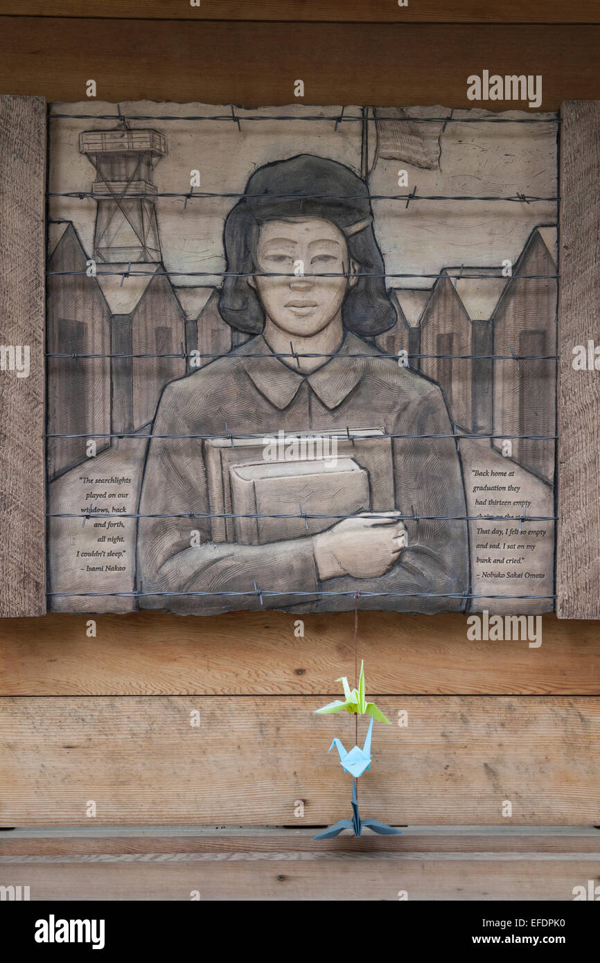 Friso de terracota por el artista Steven Gardner en la pared - Historia Bainbridge Island Japanese American Memorial de exclusión Foto de stock