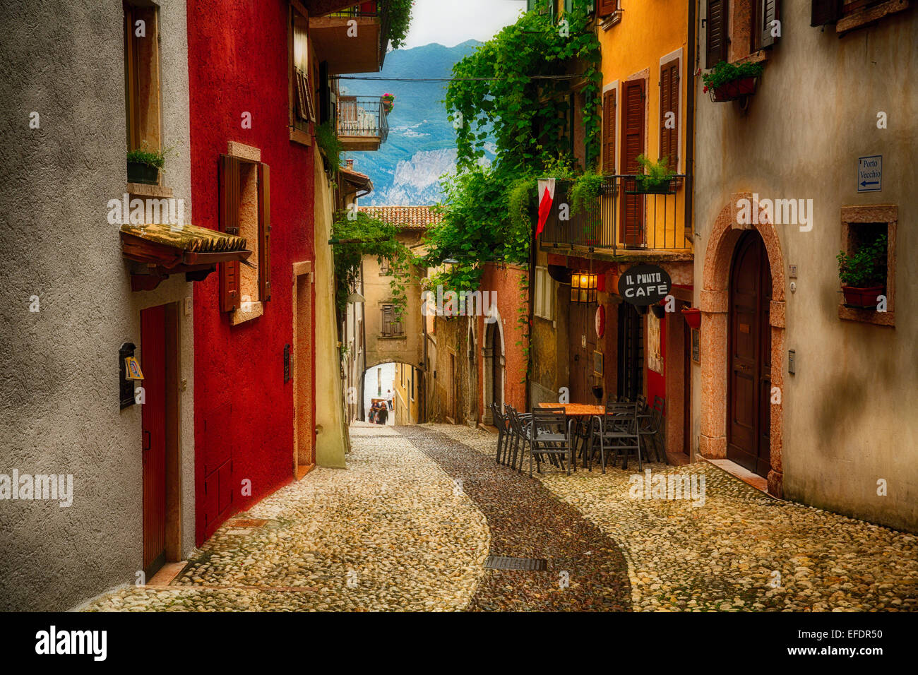 Colorida en Malcesine, Lago de Garda, Lombardía, Italia Foto de stock