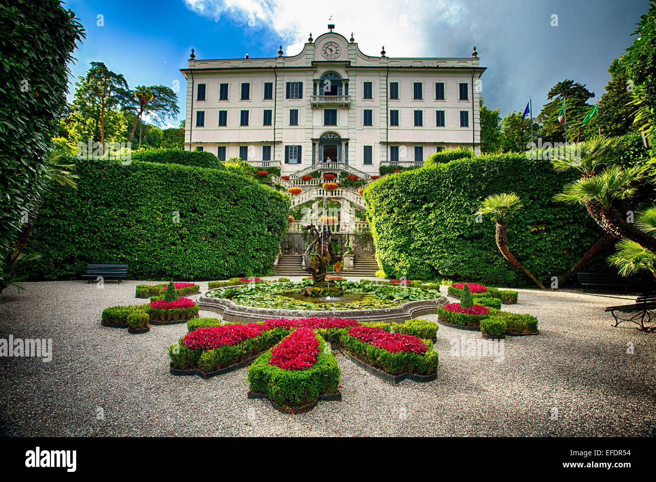Ángulo de visión baja de una Villa conun un jardín y una fuente, Villa Carlotta, Termezzo, el Lago de Como, en Lombardía, Italia Foto de stock
