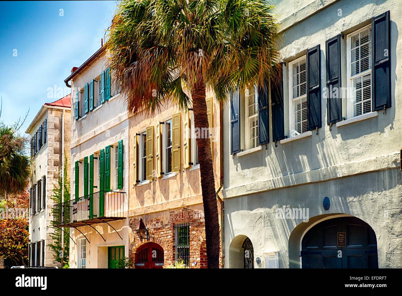 Ver el colorido de los exteriores de la casa en la calle Church, Charleston, Carolina del Sur, EE.UU. Foto de stock