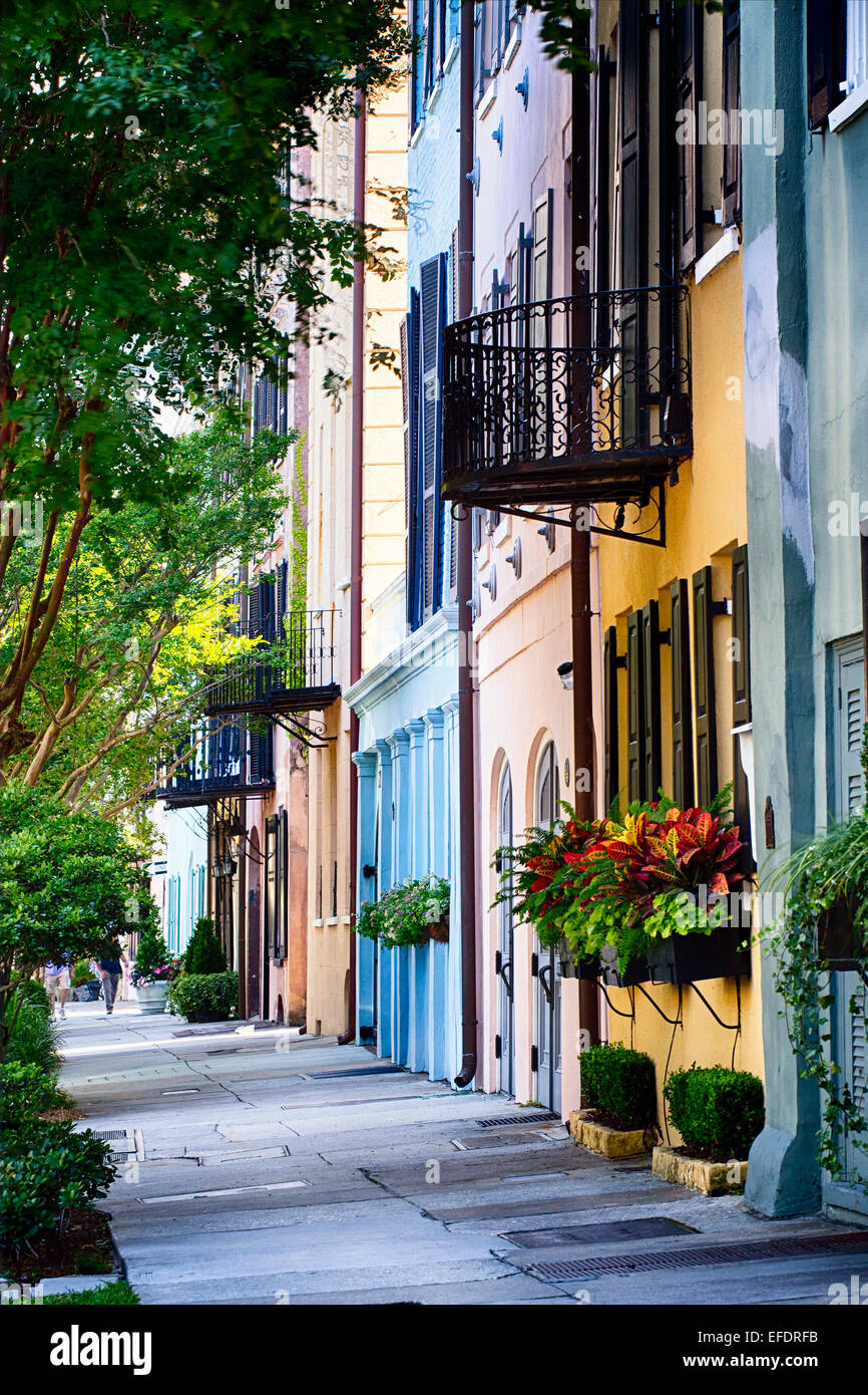 Vista de coloridas casas históricas, Rainbow Row, East Bay Street, Charleston, Carolina del Sur Foto de stock