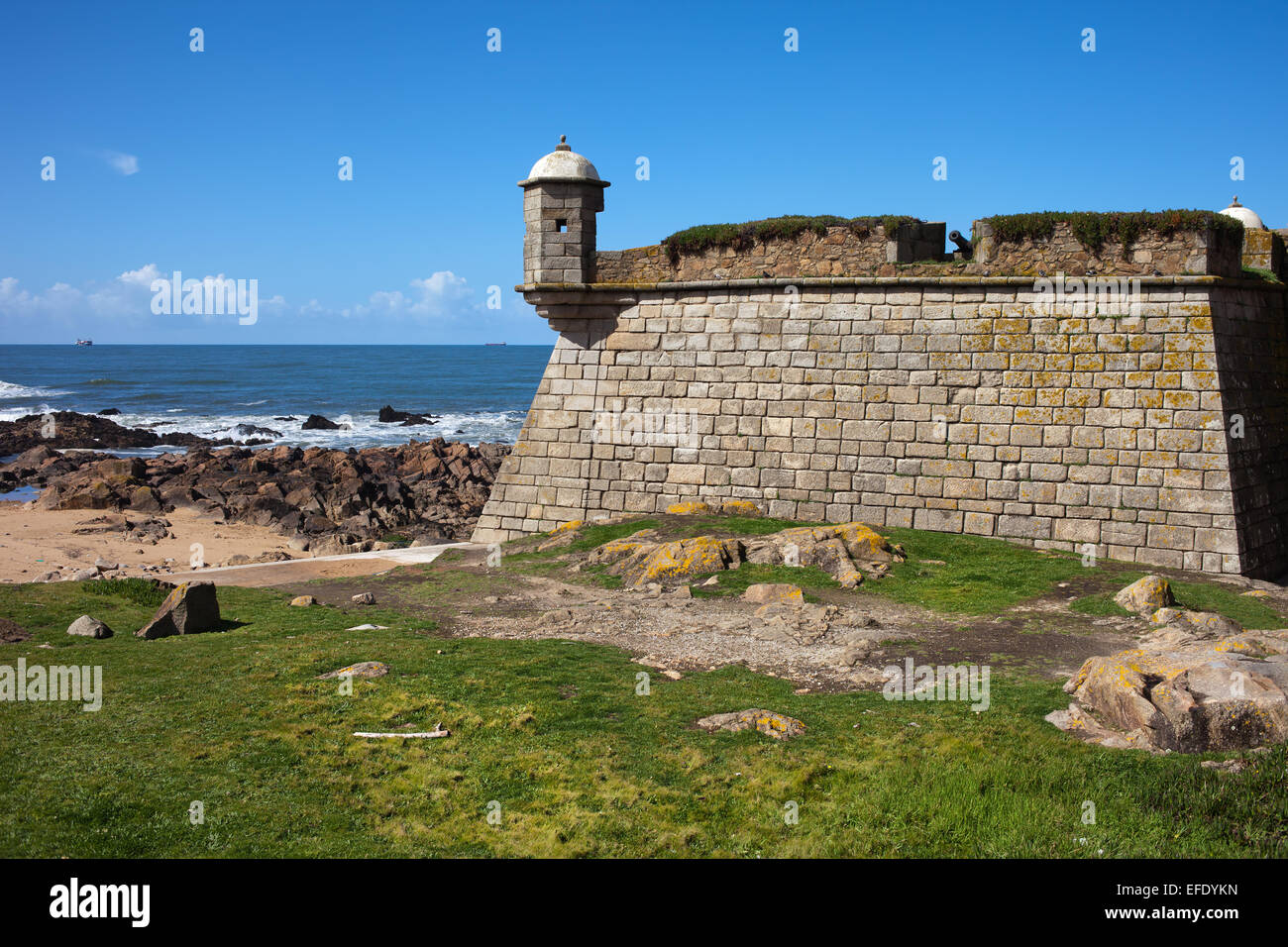 Queijo Castillo (Forte de Sao Francisco Xavier) por el Océano Atlántico en Porto, Portugal. Foto de stock