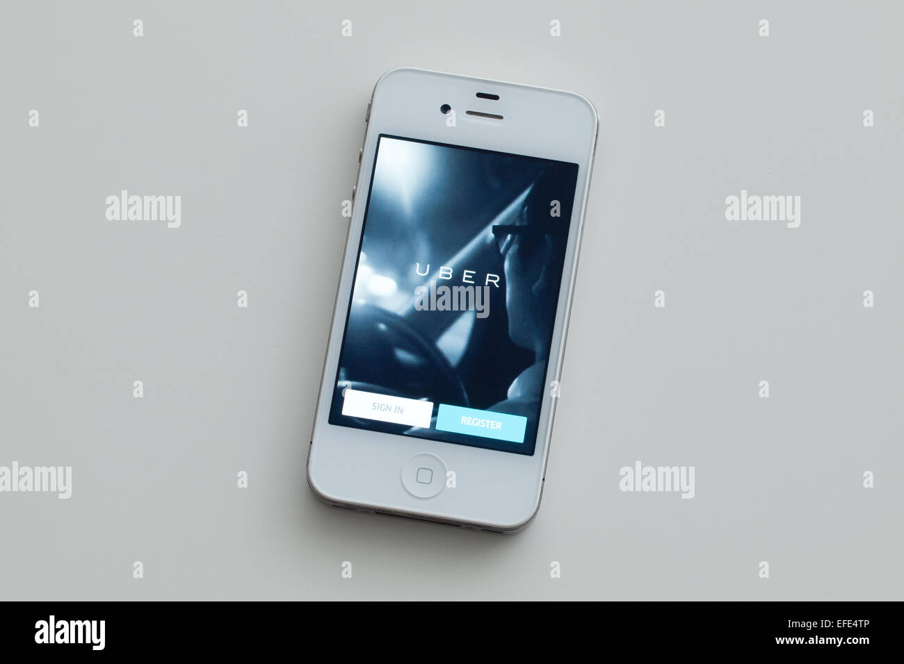 Una vista de la pantalla de inicio de la aplicación en un Uber blanco, Apple iPhone 4. Foto de stock