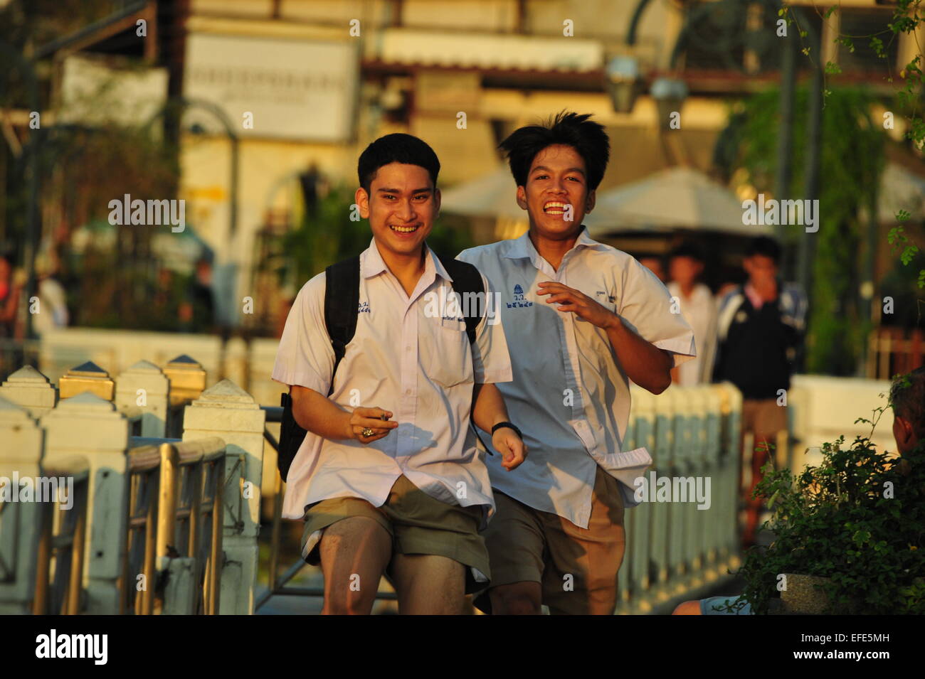 Ejecutando muchachos tailandeses, el río Chao Phraya, Bangkok, Tailandia. Foto de stock