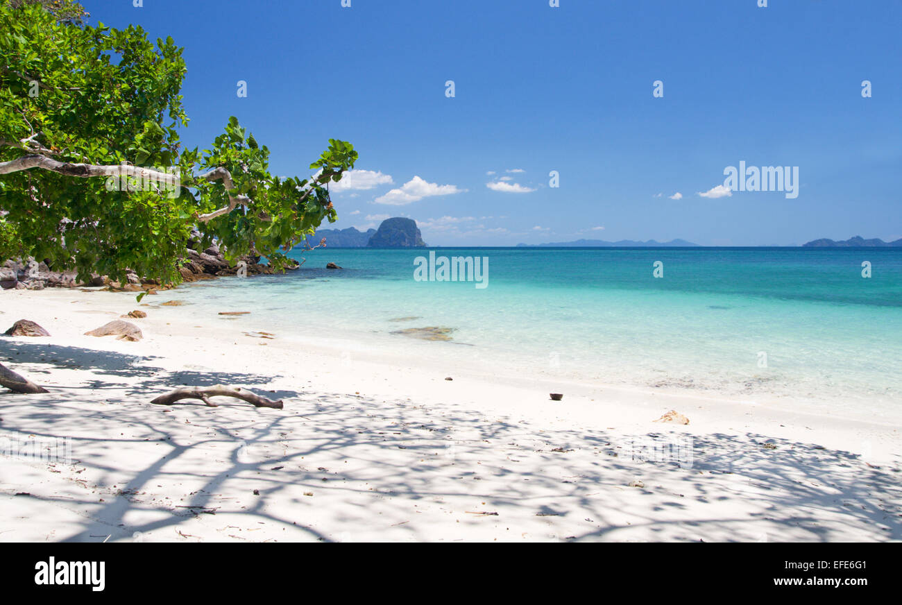 Hermosa playa con arena blanca Foto de stock