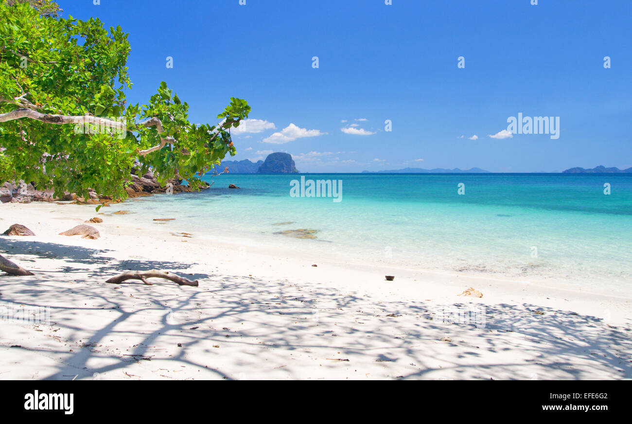 Hermosa playa con arena blanca Foto de stock