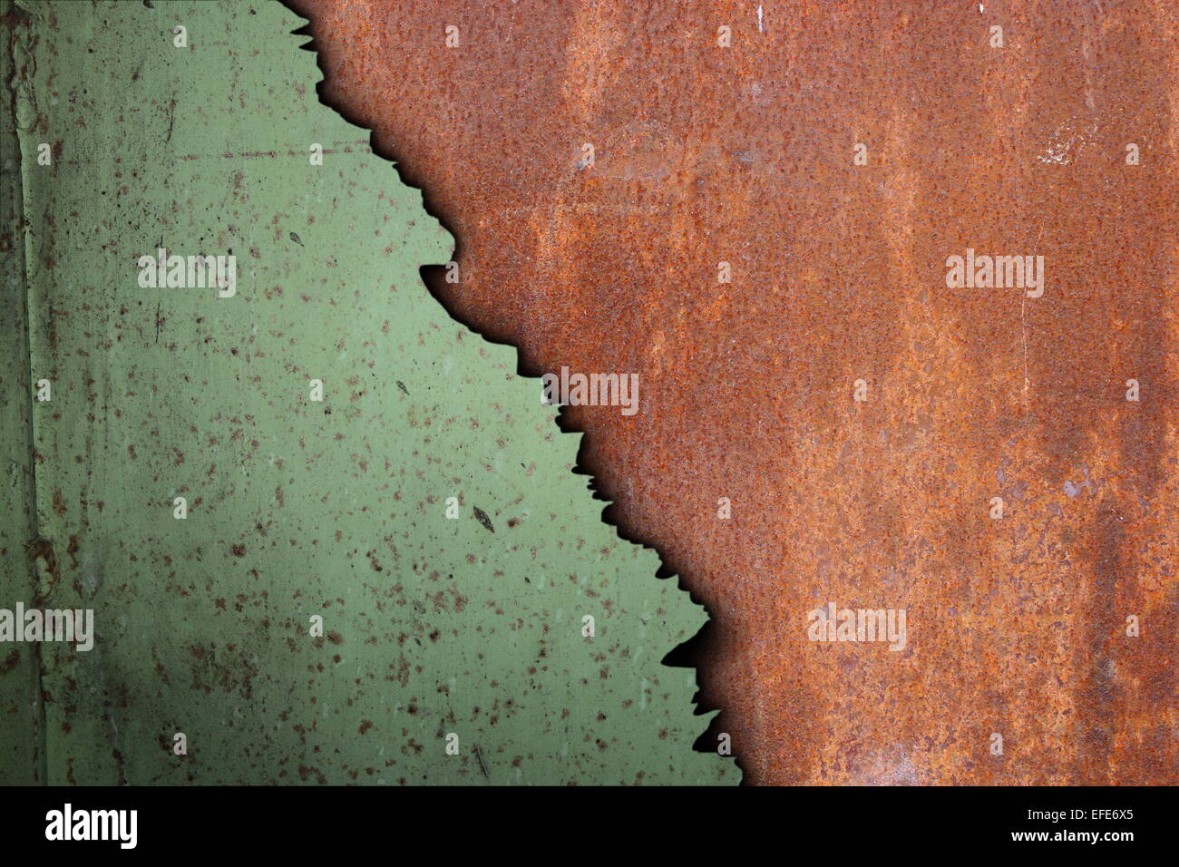 Rusty superficie de metal corroído, texturas de color verde y naranja junto a su diseño Foto de stock