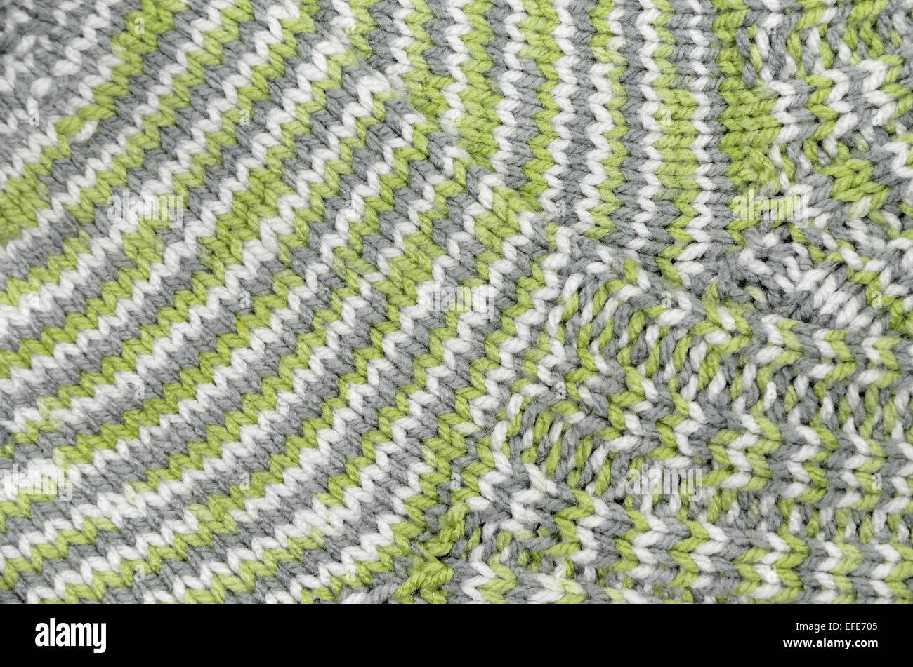 Cerca de dos verdes, grises y blancas rayas moteadas y calcetines de lana tejida, full frame Foto de stock