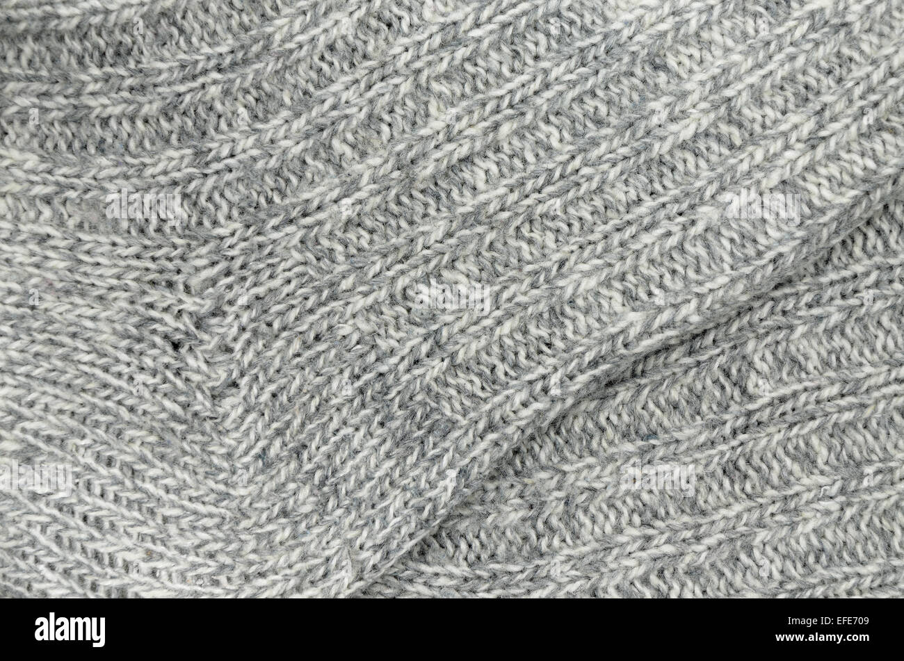Cerca de dos grises y blancos y calcetines tejidos a rayas moteadas, full frame Foto de stock