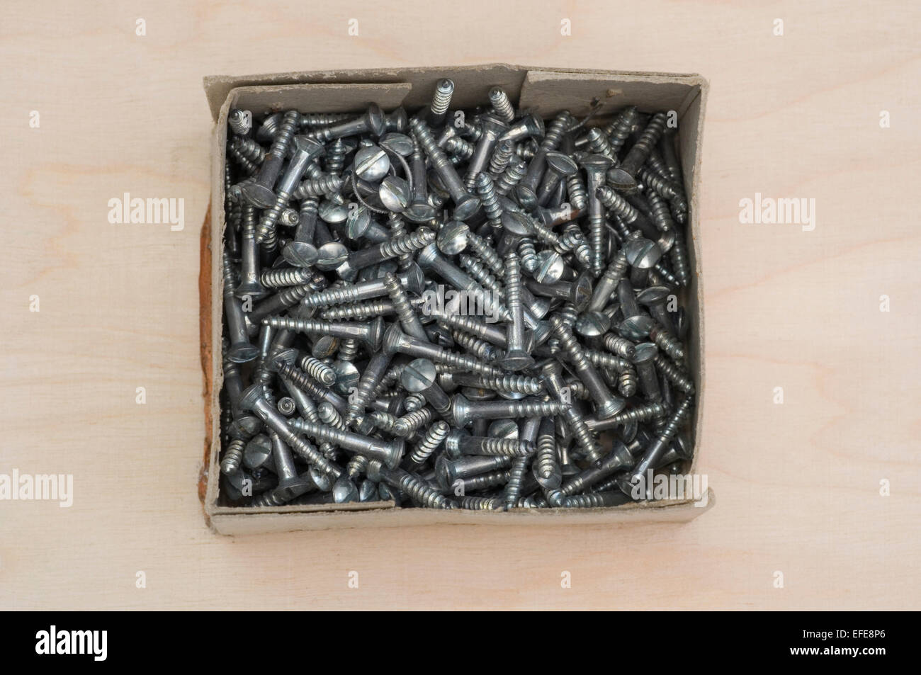 Tornillos en la caja de cartón Fotografía de stock - Alamy