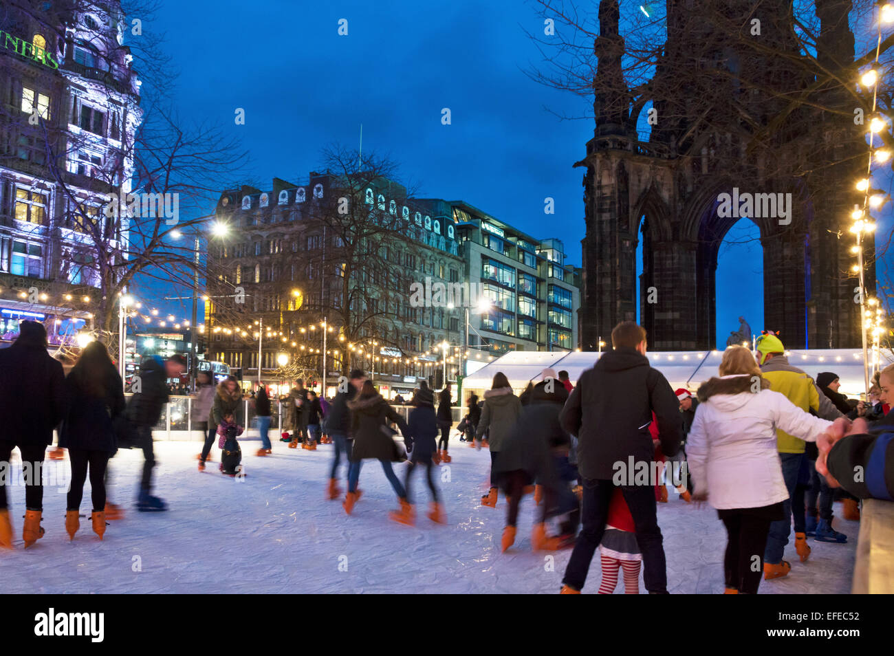 Princes Street, Edimburgo, luces de Navidad, las multitudes, Scotland, Reino Unido Foto de stock