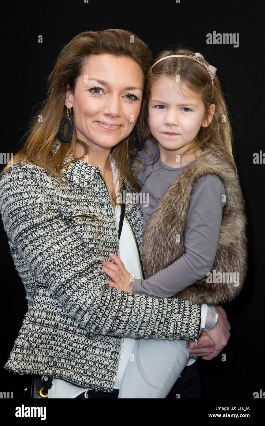 La Princesa holandesa Aimee con su hija Magali asistir el Jumping Amsterdam RAI, evento en el 01 de enero de 2015. Foto: Patrick van Katwijk/ Point de vue fuera - SIN CABLE SERVICIO - Foto de stock