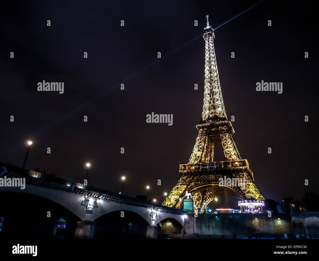 Torre Eiffel iluminada por la noche, Paris, Francia Foto de stock